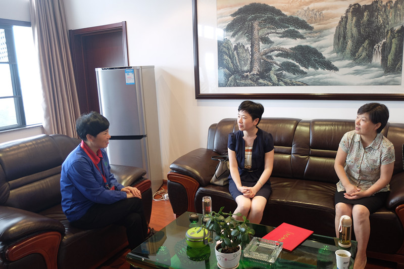 副县长占娜看望省"三八红旗手"胡满娣_怀宁县妇女联合