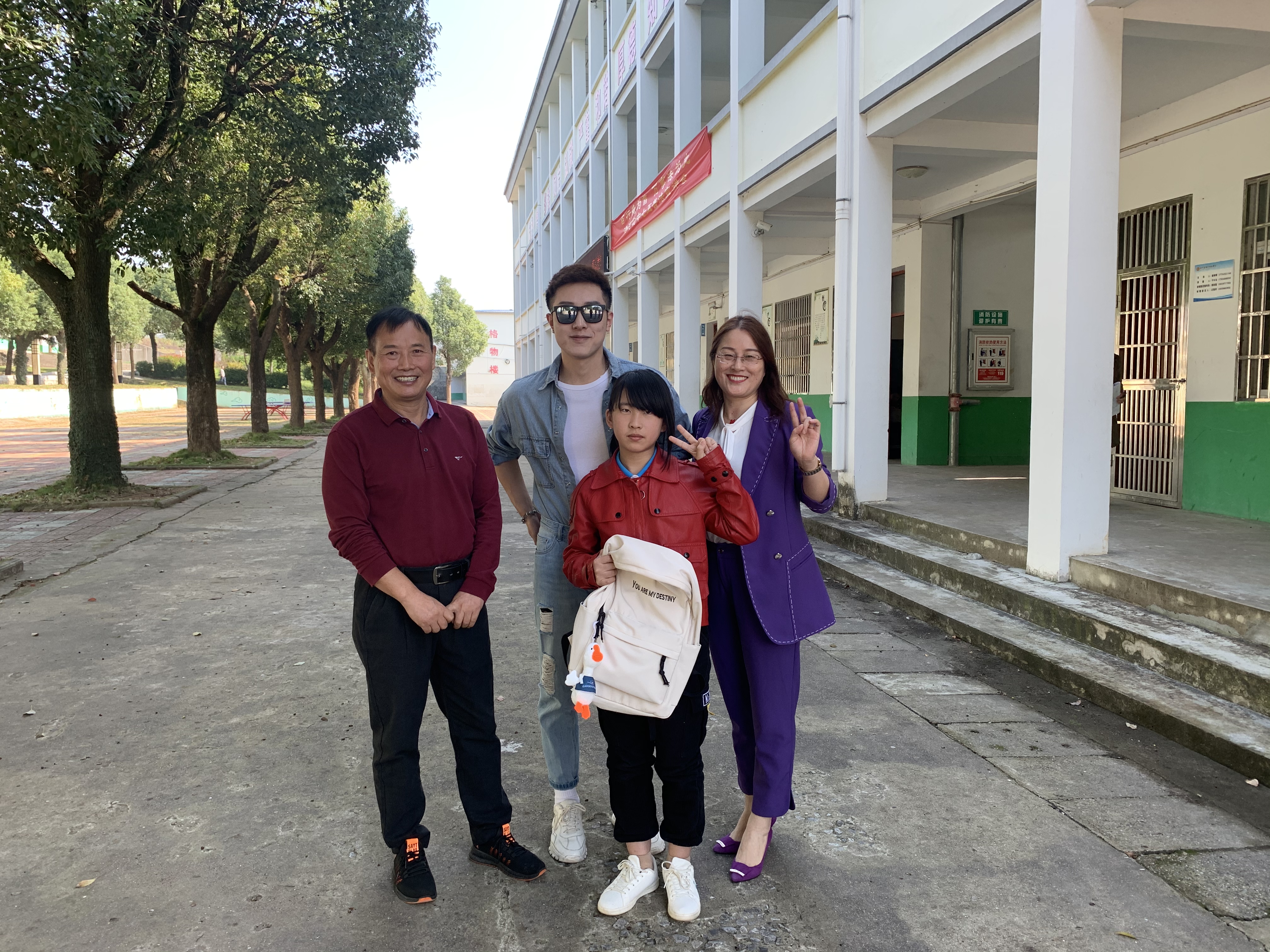 怀宁县妇联一行到清河乡开展认领微心愿活动，此次5名贫困儿童微心愿由社会爱心人士程子恒认领。在认领活动